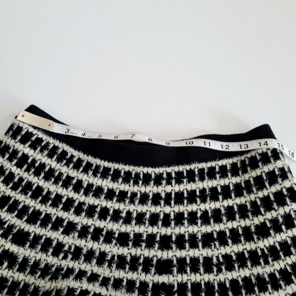 Premise black and beige fuzzy warm skirt. - Picture 10 of 11